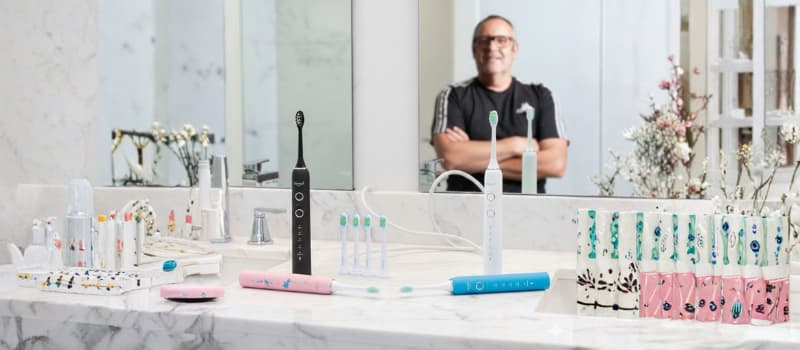 Gamme de brosses à dents soniques Nomad Boutique présentées sur un lavabo en marbre