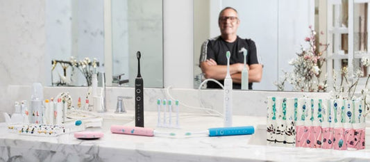 Gamme de brosses à dents soniques Nomad Boutique présentées sur un lavabo en marbre
