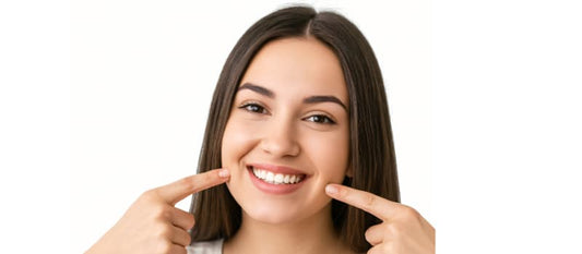 Dentiste holistique expliquant le lien entre dents et organes à un patient.