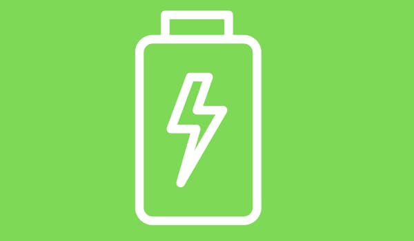 Illustration simple d'une batterie ou d'un accumulateur en ligne blanche sur un fond vert pomme. Un éclair symbolise la charge et l'énergie. Cette image représente l'autonomie de 70 jours et la longue durée de charge du produit.
