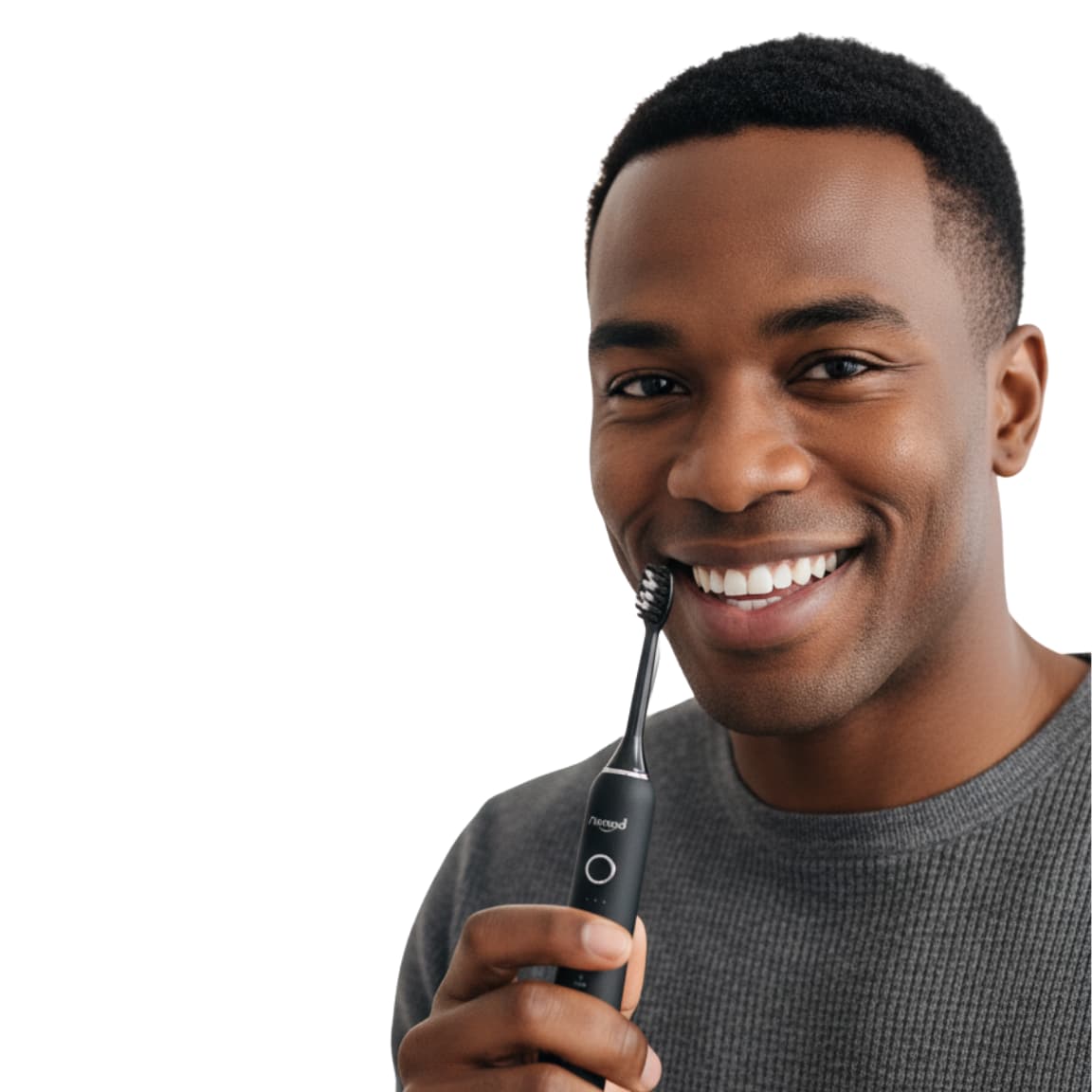 Un jeune homme souriant tenant une brosse à dents électrique sonique noire (Nomad) devant un miroir de salle de bain. Le texte promotionnel met en évidence le Mode White et la Technologie sonique avancée pour des dents visiblement plus blanches sans agresser l'émail. 